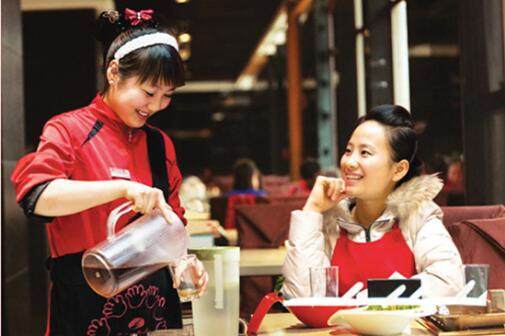 海底撈“過度服務(wù)” 餐飲行業(yè)真被帶偏了嗎？